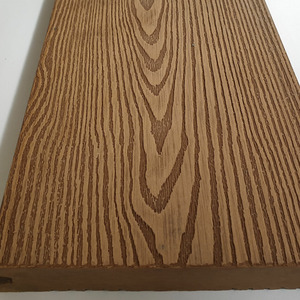 WPC Terrassendiele Holzstruktur hellbraun