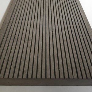 WPC Terrassendiele geriffelt hellgrau