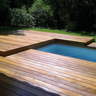 Cumaru Terrasse in der typischen Cumaru Vielfarbigkeit.