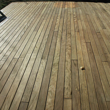 Garapa Terrasse - Garapaholz ist hell bis vereinzelt auch dunkle Dielen