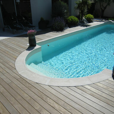 Grad Terrasse mit dem modifiziertem Kebony Holz aus Norwegen