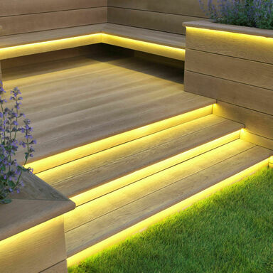 Terrassentreppe mit Millboard enhanced grain Golden Oak