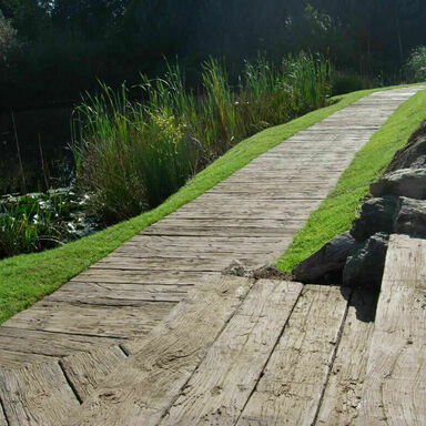 Gartenweg mit Terrassendielen von Millboard weathered Vintage Oak