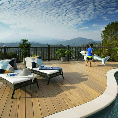 Pool Terrasse mit Tigerwood von Timbertech