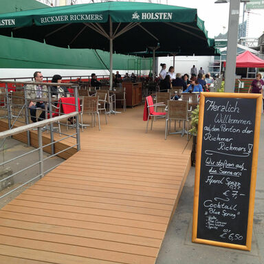 Gastronomie Terrasse mit Lifecycle MoistureShield in Tigerwood