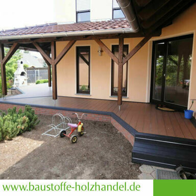 Terrassenanlage mit Hausumlauf aus UPM ProFi Deck 150 in Herbstbraun und Nachtschwarz mit Treppenstufen