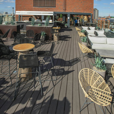 Gastronomie Terrasse aus UPM Profi Deck 150 in Kastanienbraun tampere restaurant