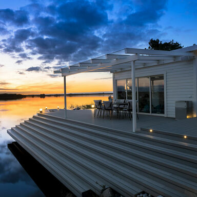 See Terrasse mit gro&szlig;er Treppe mit UPM ProFi Deck 150 in Perlgrau