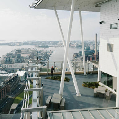 Dachterrasse mit UPM ProFi Deck 150 in Steingrau Poriredi Helsink