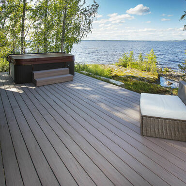 See Terrasse mit UPM ProFi Piazza One californian oak