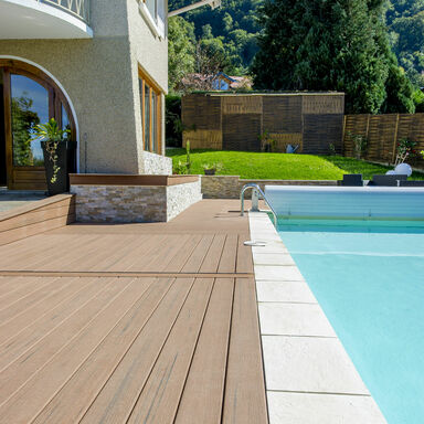 Pool Terrasse in Lifecycle Walnut mit Querdielen Verlegung um St&ouml;&szlig;e zu vermeiden