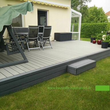 Zweifarbige Terrasse mit UPM ProFi Deck 150 Silbergr&uuml;n und Steingrau